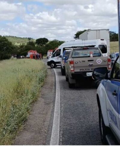 Acidente entre caminhão e carro de passeio deixa 4 mortos na região de Brumado