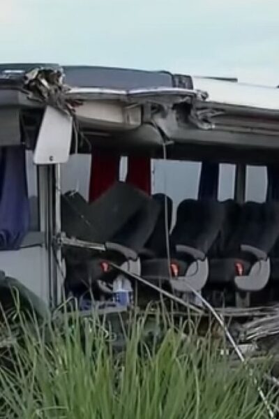 Colisão entre caminhão e ônibus universitário deixa 12 mortos no interior de SP