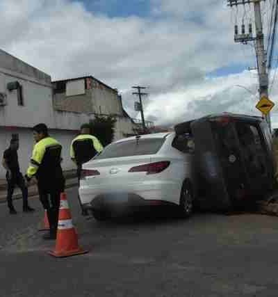 Acidente com capotamento deixa ferido em cruzamento movimentado de Vitória da Conquista