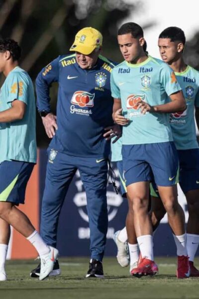 Cria do Guarani: Luiz Gustavo é destaque em treino da Seleção Brasileira