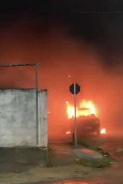 Carro pega fogo na zona oeste de Vitória da Conquista e assusta moradores